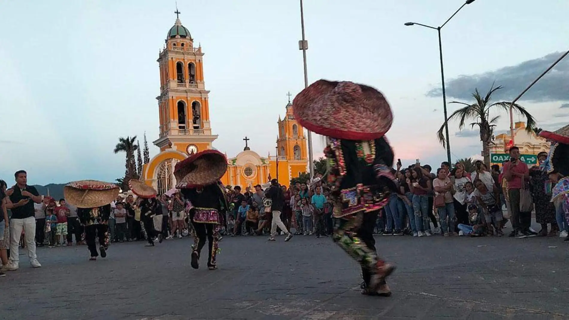 El municipio de Acatlán vibró con la presencia de más de 600 danzantes de Tecuanes